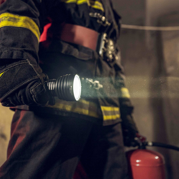 Latarka Armytek Szperacz Barracuda Pro Max White Czarna (F10501PC)