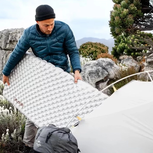 Materac / Karimata Dmuchana Tuye R 6.5 Square Naturehike Carbon Silver (CNK2450WS038)
